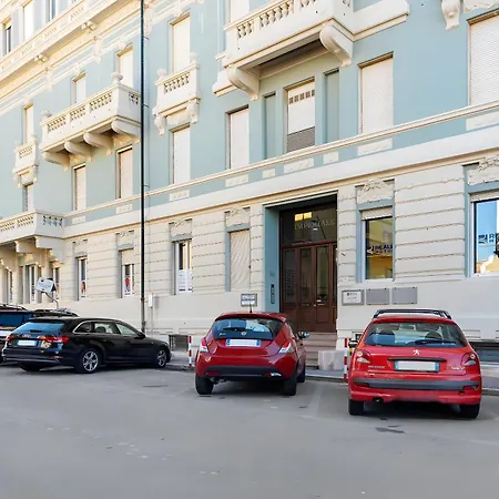 Max 2 Persons Mare Movida * Виареджо